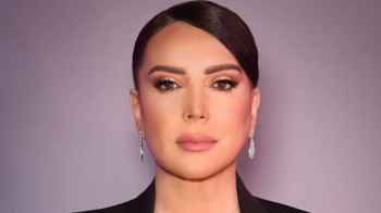 شكران مرتجى تستحضر ذكريات والدتها الراحلة في صورة من أمام منزل العائلة