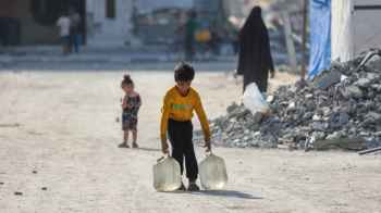 طفولة تحت الحصار والحصول على الماء حلم يصعب تحقيقه