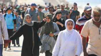 الحياة تعود إلى ما تبقى من المدينة المناضلة