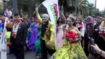 شوارع المكسيك تملؤها الدماء والموت… لكنه احتفال!