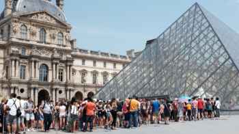 Louvre reopens after historic heist
