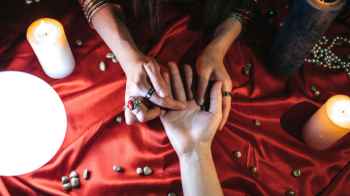 بسبب عرافة… امرأة تتهم زوجها بالخيانة