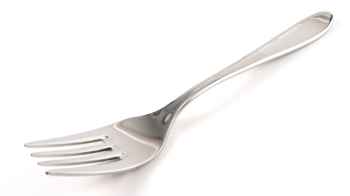 على متن الطائرة.. رجل يطعن قاصرين بشوكة