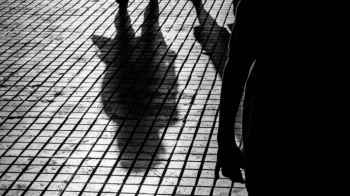 ملثمون يطلقون النار على زوجين ويتركوا طفلهما يتيمًا