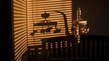 أم تنهي حياة طفلها وتترك جثته بين أكوام الغسيل