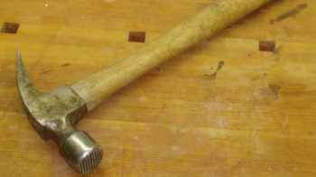 شاب  ينهي حياة والدته بمطرقة في أمريكا