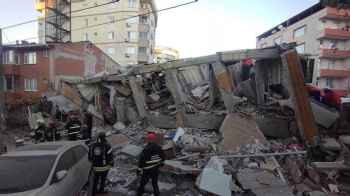 "فيديو " مؤثر يوثق إنقاذ فتاة محاصرة في مبنى منهار بتركيا