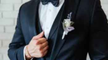 رجل أعمال فرنسي يحول بدلة زفافه إلى لوحة إعلانات - صور