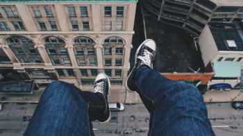 وفاة طالبة بعد سقوطها من مبنى مدرسة في إندونيسيا