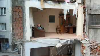 عائلات تركية تُترك في العراء بعد هدم المبنى المجاور