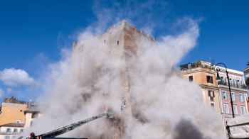 انهيار برج تاريخي في روما يُصيب عاملاً ويحتجز آخرًا بشكل خطير