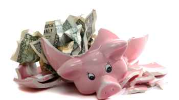 رجل أمريكي يفرغ حصالة بعد 10 سنوات ويُفاجأ بالمبلغ