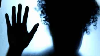 أمريكا.. يحتجزون صديقتهم ويعذبونها منذ أشهر