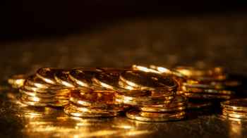 رجل فرنسي يعثر على كنز من الذهب مدفون في حديقة منزله