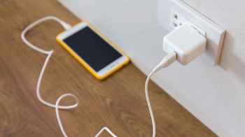 شاحن هاتف يتسبب بوفاة أسرة كاملة بينهم رضيع