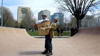 فنان تركي يتعرض للضرب المبرح على يد زوجته وعائلتها