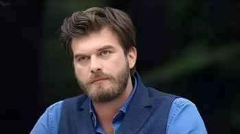 كيفانش تاتليتوغ في موقف مؤثر بجنازة والد صديقه - فيديو