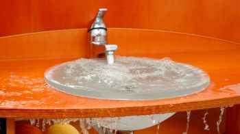 امرأة صينية تغرق غرفة فندق بالماء بعد رفض طلبها