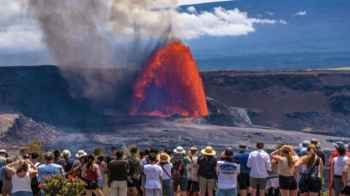 ثوران بركان هاواي يغزو منصات التواصل.. حممه ترتفع إلى 400 متر - فيديو