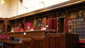 طالبة مدرسية ترفع دعوى ضد الحكومة البريطانية