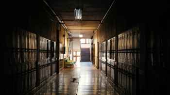 مدير مدرسة تركية يهاجم طالبًا مصابًا بالتوحد – فيديو