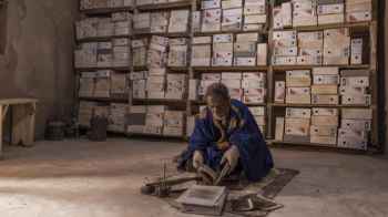 موريتاني ينقذ مكتبات تاريخية من زحف الرمال في الصحراء - صور