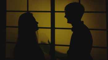 شاب ينهي حياة والدته بسلاح ناري