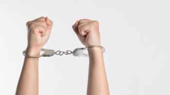 اعتقال أم وابنتها بتهمة احتيال قيمتها ملايين الدولارات