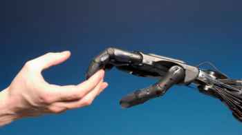 امرأة يابانية تتزوّج شخصية أنشأتها عبر الذكاء الاصطناعي