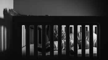 أب ينهي حياة ابنه البالغ شهرين