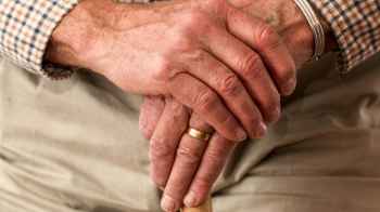 رجل يبلغ 91 عامًا يثير الاهتمام بالعمل 12 ساعة يوميًا (فيديو)