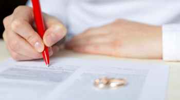 امرأة تطلب الطلاق بعد انخفاض دخل زوجها