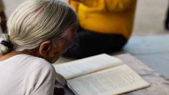 مدرسة تستقبل نساء مسنات يحققن حلم التعليم لأول مرة- فيديو