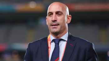 هجوم بالبيض على الرئيس الإسباني السابق للاتحاد الكروي - فيديو