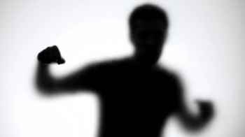 فتى ينهي حياة والده دفاعًا عن والدته