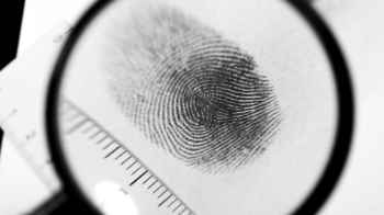 الإمارات.. بصمة تكلف رجل نحو 55 ألف دولار لطليقته