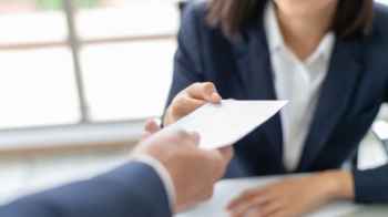 شركة تثير الجدل بعد تأجيل رواتب موظفيها لتلقنهم درسًا