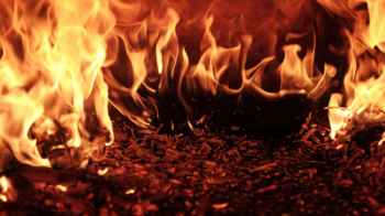 سائح يتسبب بحريق ضخم في معلم سياحي صيني - فيديو