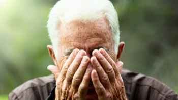 مواقع التواصل تشتعل بعد اعتداء شاب على والده المسن – فيديو