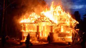 حريق يودي بحياة ثلاثة أطفال والأب مشتبه به