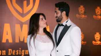 مي عز الدين تخطف القلوب مع زوجها في أحد عروض الأزياء