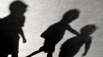 وفاة طفلة في جريمة وحشية والناس تطالب بعقوبات شديدة