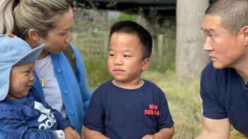 أول طفل يتعافى من مرض نادر بعد علاج جديد في بريطانيا