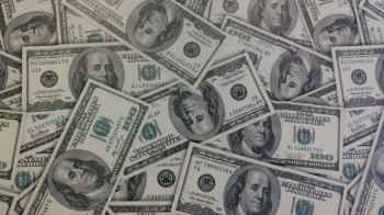 رجل يخفي فوزه بجائزة مالية كبرى عن زوجته