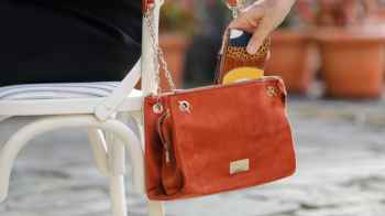 لص يرقص ليسرق هاتف ضحيته – فيديو