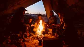 برد قاسٍ فوق الخيم… الغزيون يلاحقون شعلة دفء وسط العراء