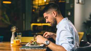 مطعم يثير الجدل بسبب سياسته تجاه من يأكل بمفرده