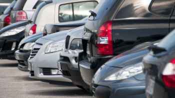 عامل مواقف سيارات وزوجته يواجهان اتهامات باختلاس أموال عامة