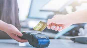 شجار عائلي حول بطاقة ائتمانية يؤجل حفل زفاف