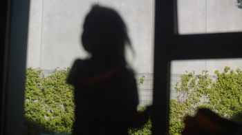 فاجعة.. القبض على أم أهملت مرض ابنتها